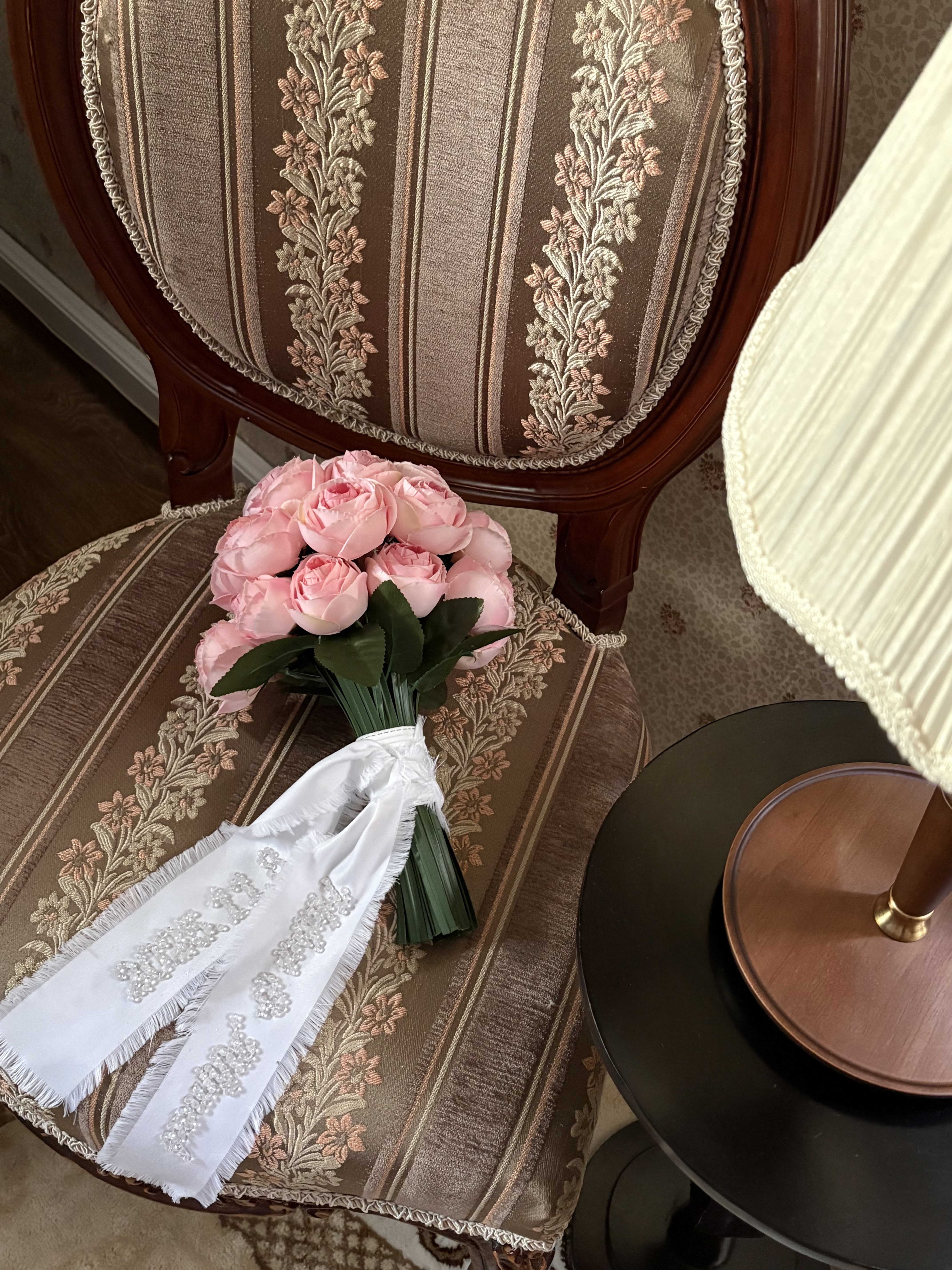 مسكة أنيقة بورد البيوني