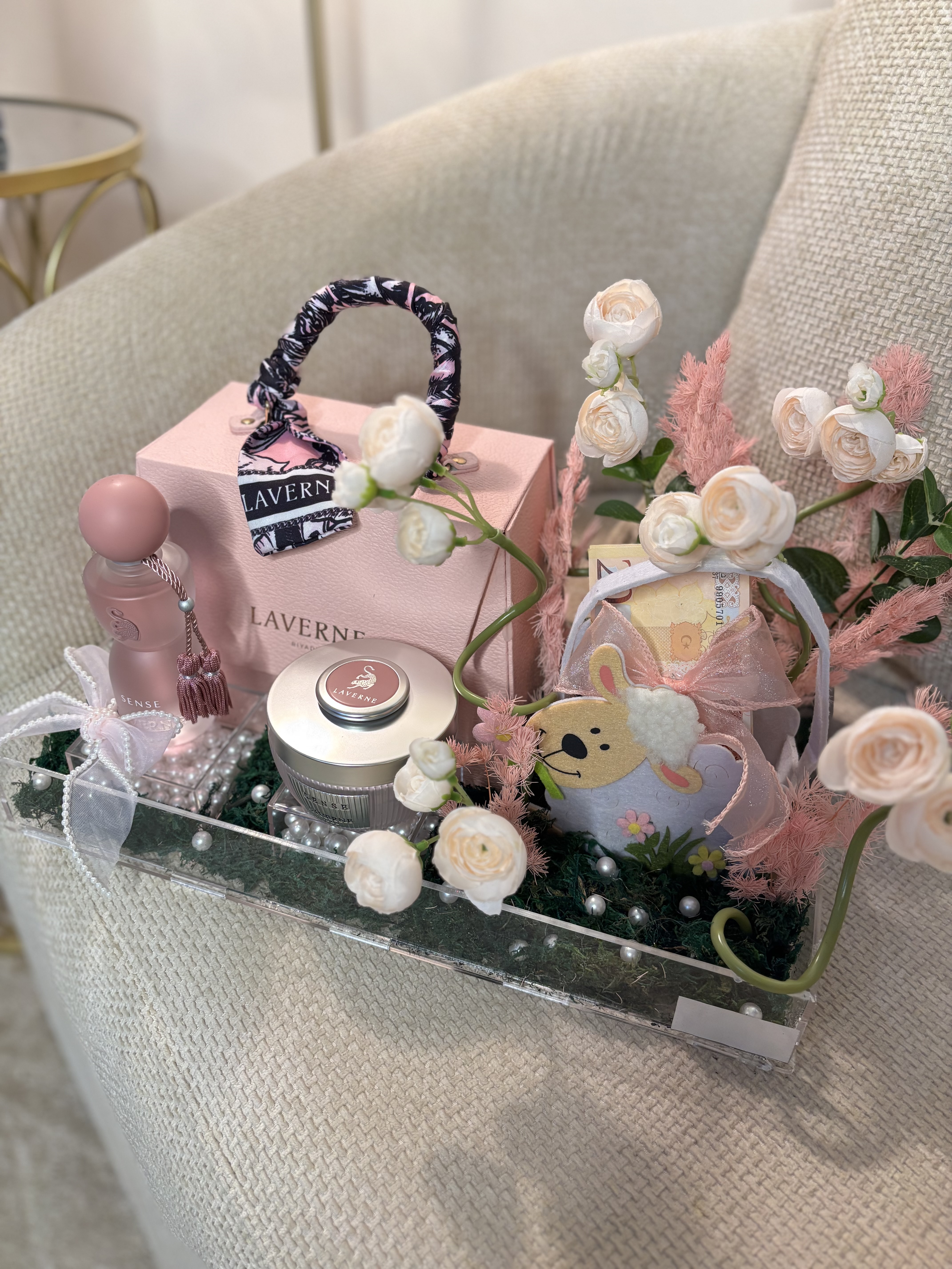 تغليف عيدية أنيق مع عطر